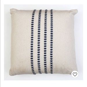 New NWT Thro home by marlo Lorenzo pillowcase